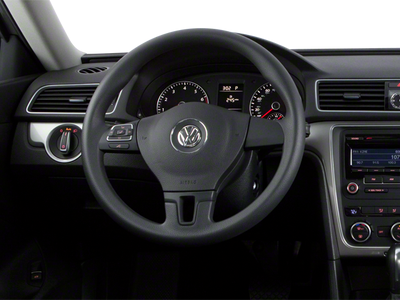 2013 Volkswagen Passat SE w/Sunroof & Nav