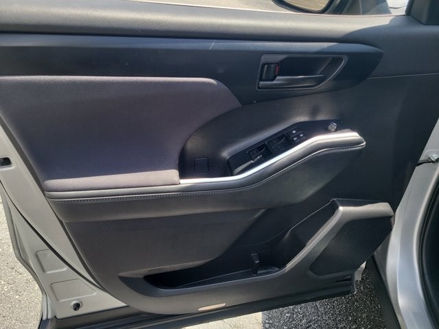 2025 Toyota Highlander LE - Photo 18