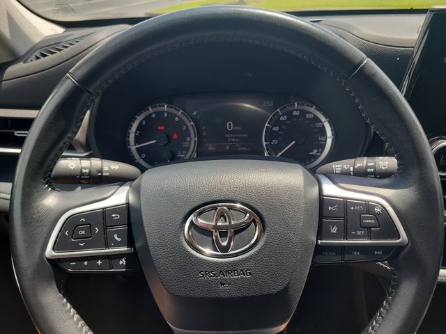 2025 Toyota Highlander LE - Photo 31