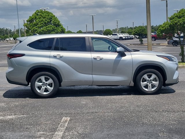 2025 Toyota Highlander LE - Photo 8