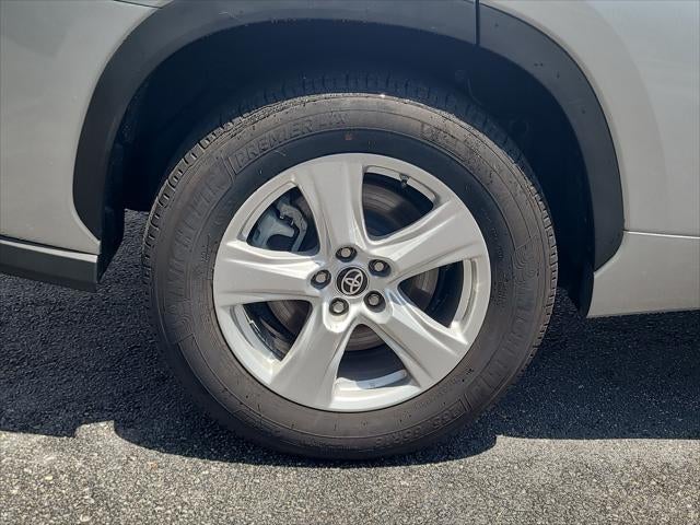 2025 Toyota Highlander LE - Photo 41
