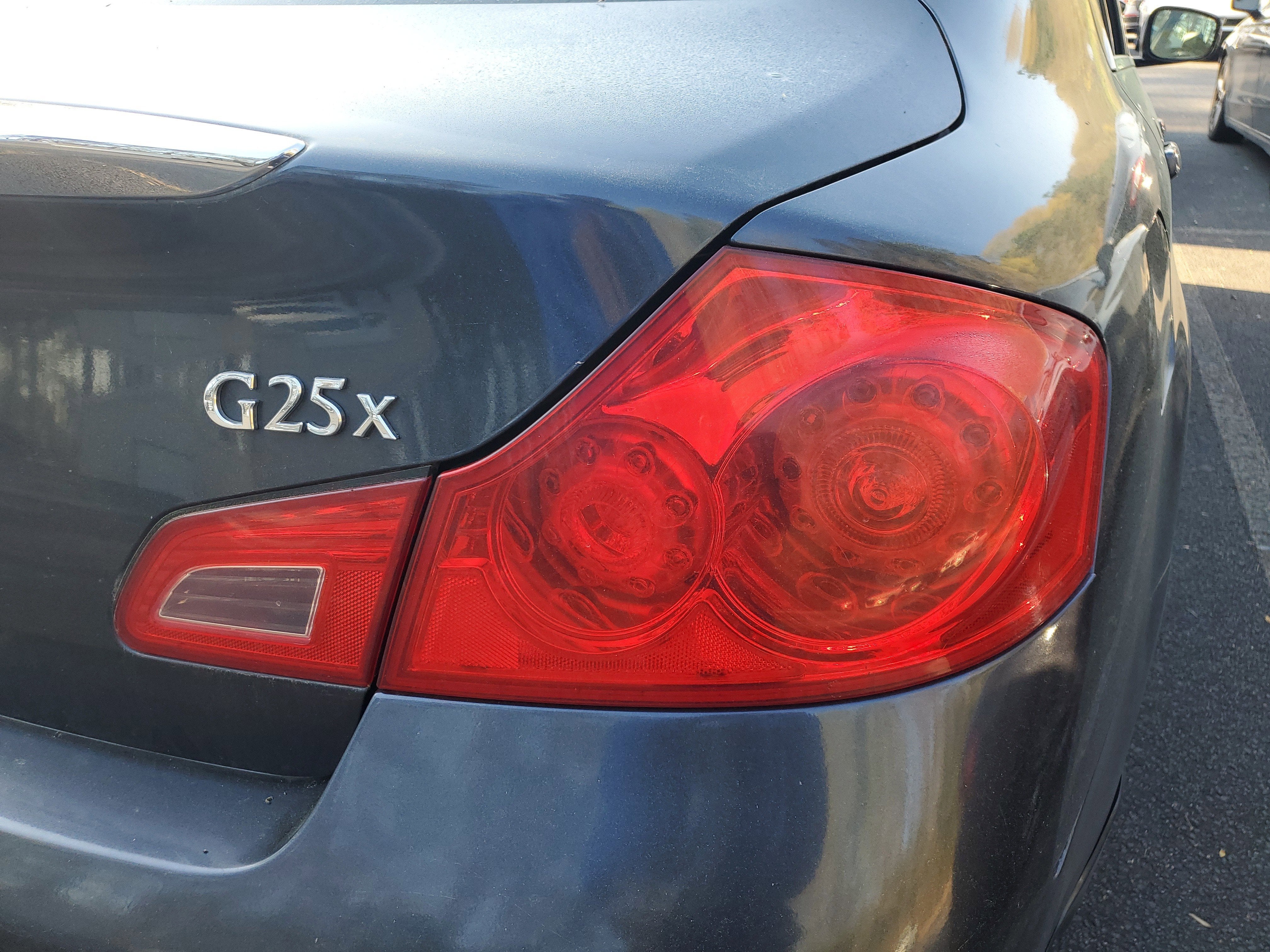 2011 INFINITI G25 Sedan x