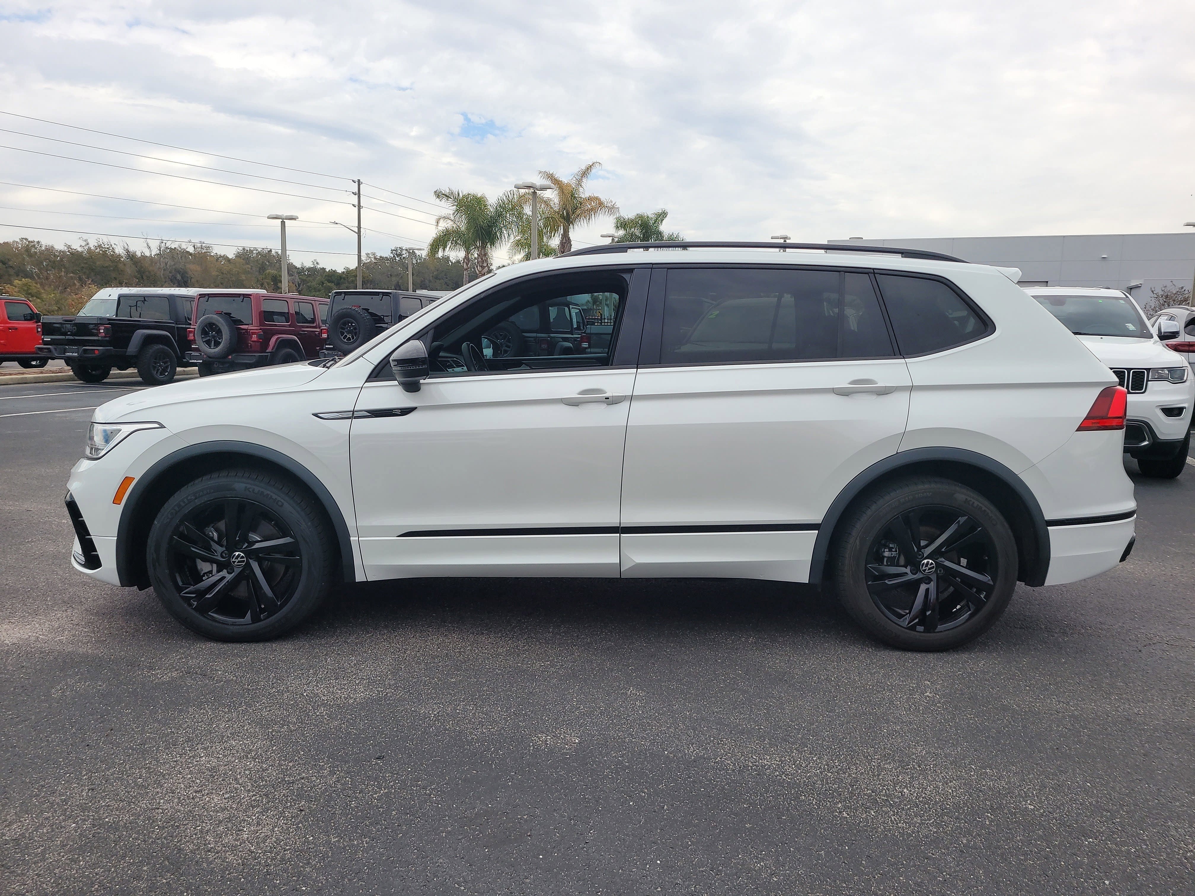 2023 Volkswagen Tiguan SE R-Line Black