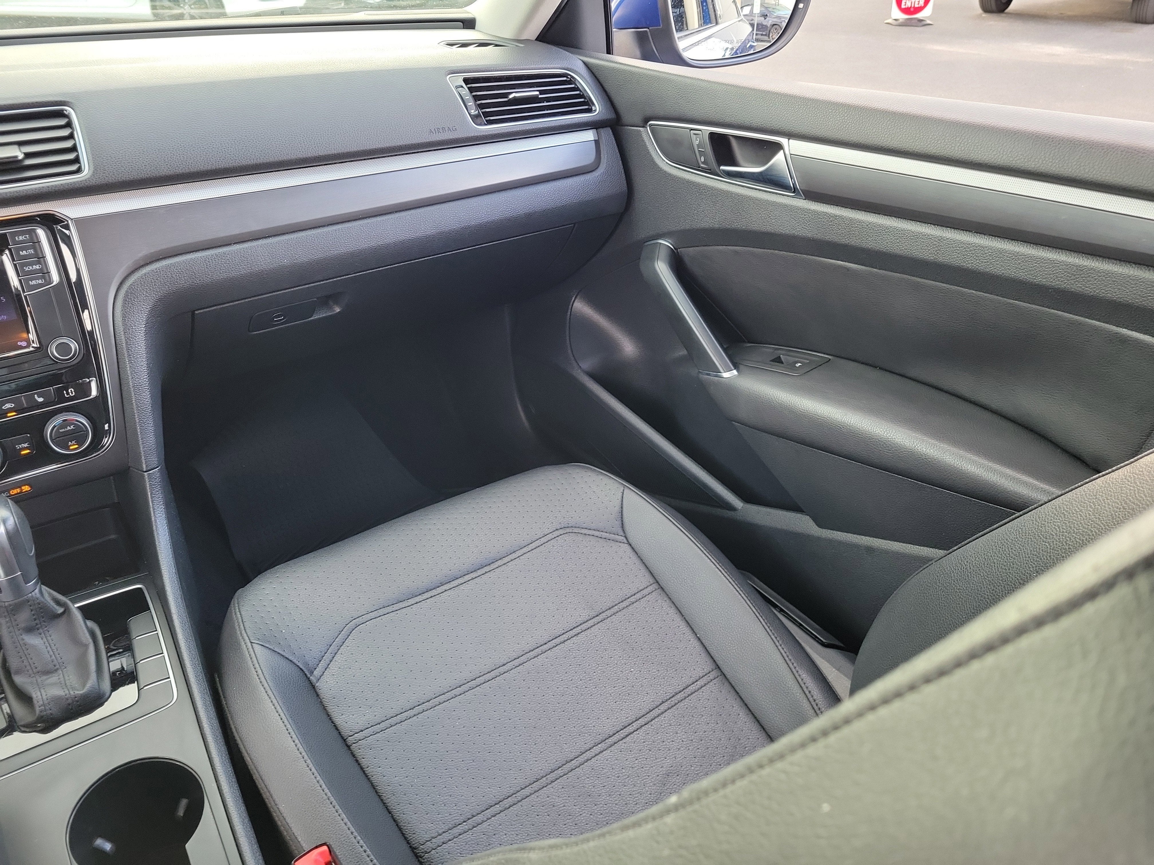 2017 Volkswagen Passat R-Line w/Comfort Pkg