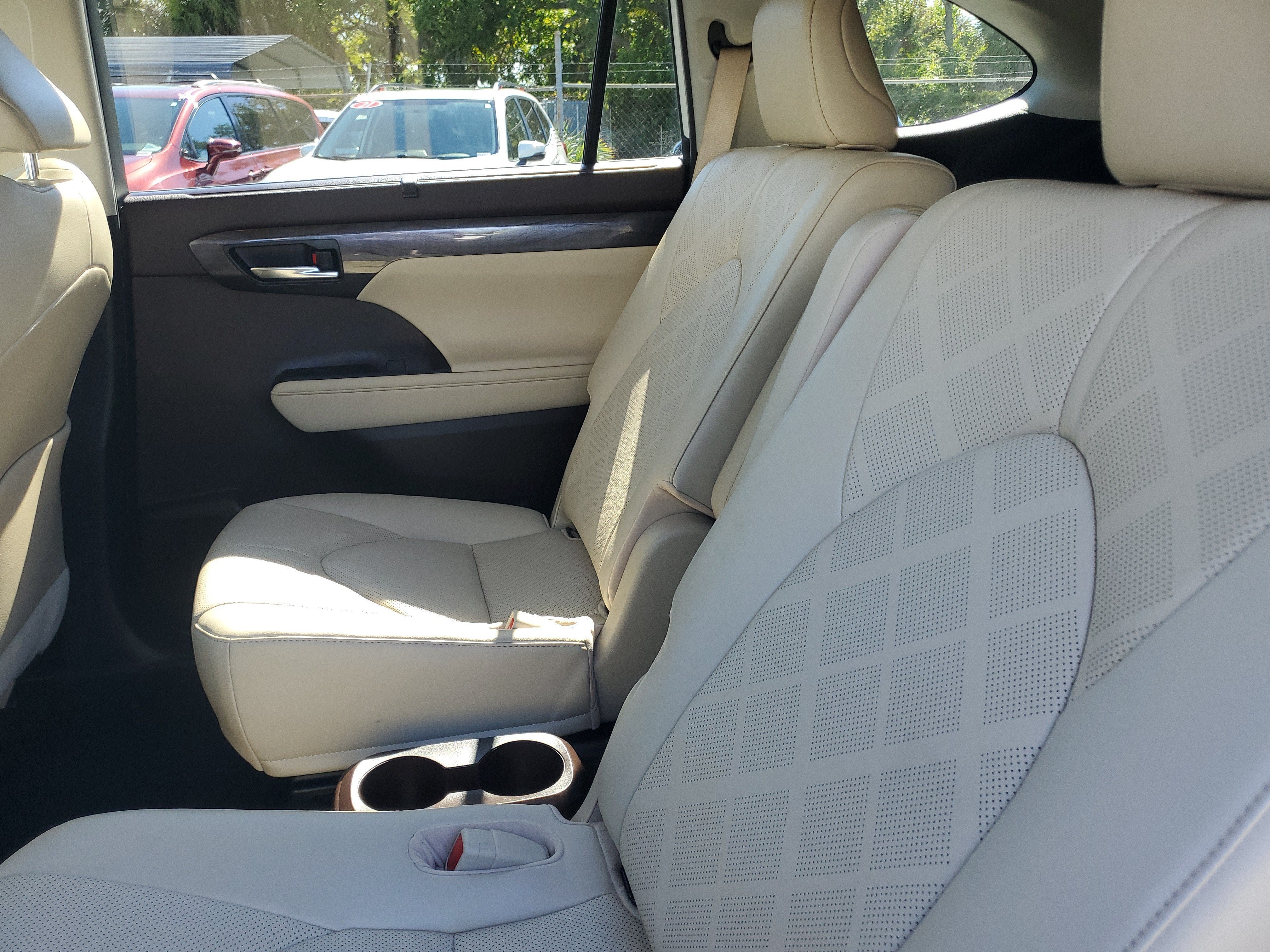 2022 Toyota Highlander Hybrid Platinum