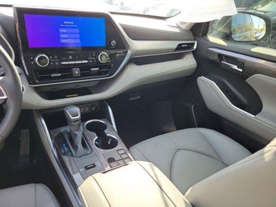 2024 Toyota Highlander LE