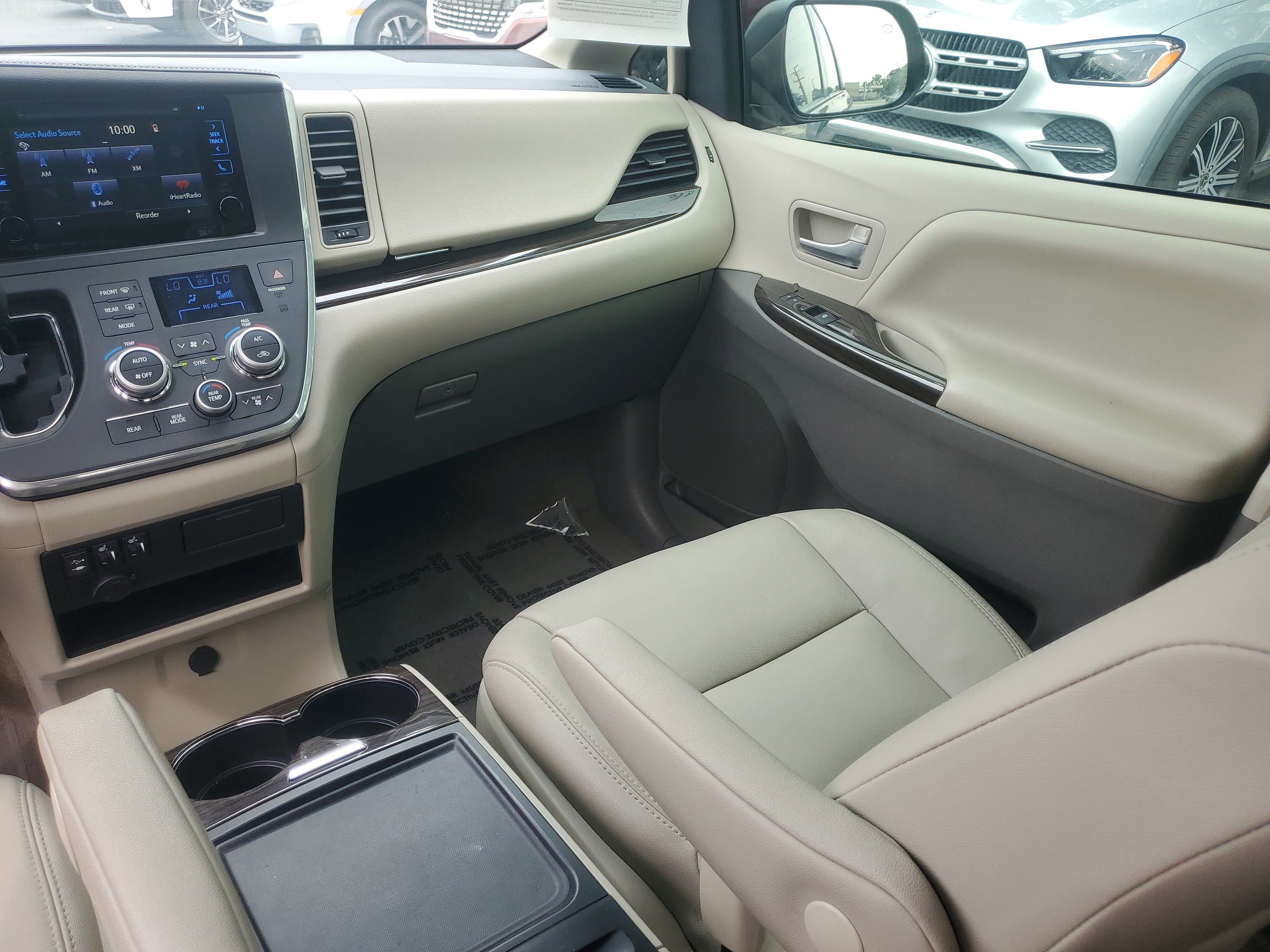 2017 Toyota Sienna XLE Auto Access Seat