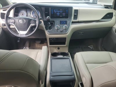 2017 Toyota Sienna XLE Auto Access Seat