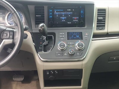 2017 Toyota Sienna XLE Auto Access Seat