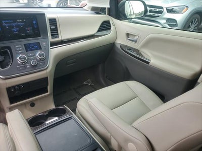 2017 Toyota Sienna XLE Auto Access Seat