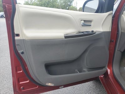 2017 Toyota Sienna XLE Auto Access Seat