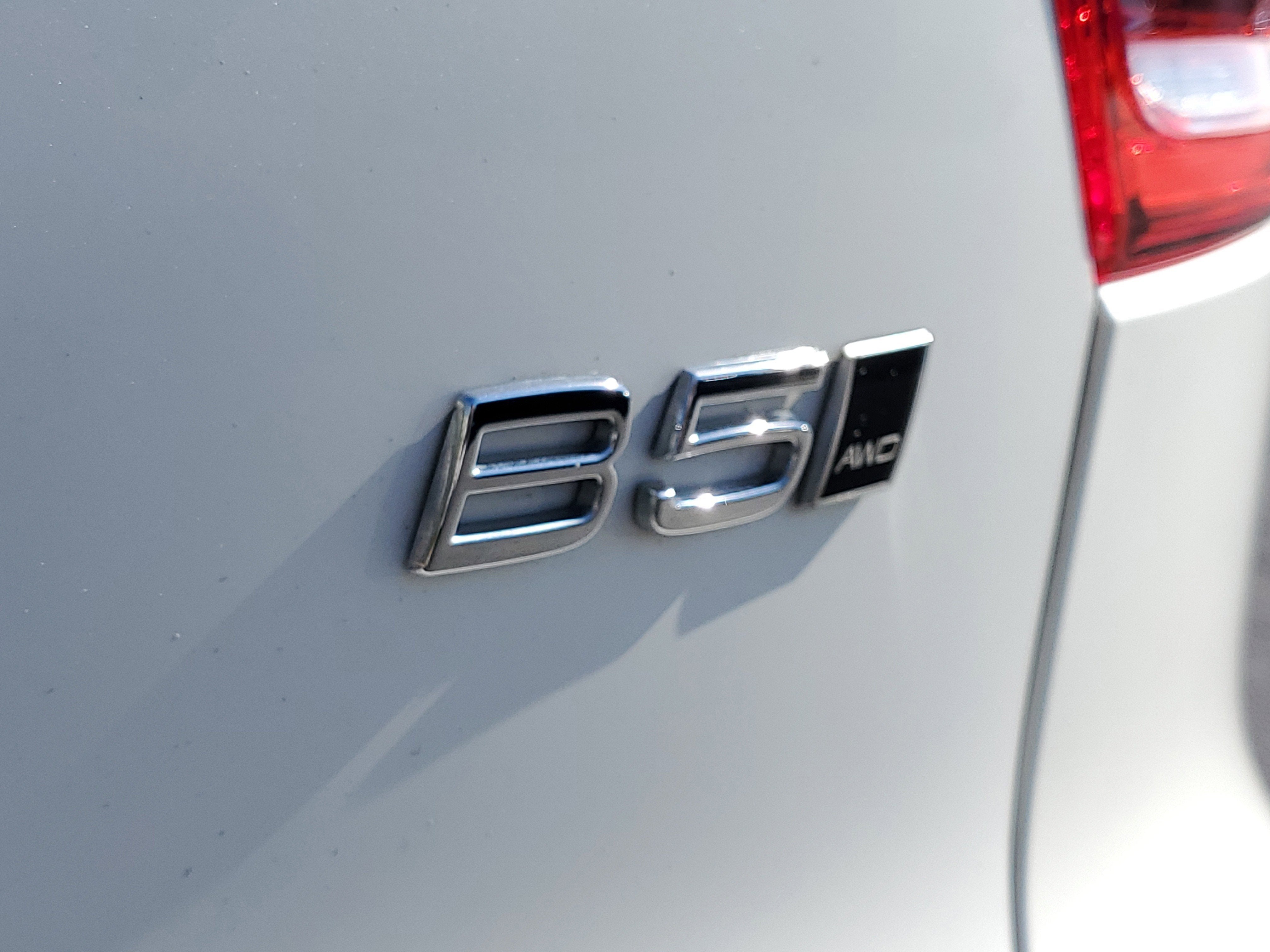 2024 Volvo XC40 Plus Dark Theme