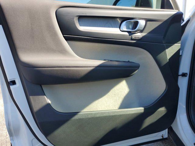 2024 Volvo XC40 Plus Dark Theme